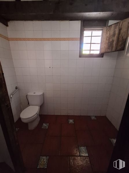 Local en venta en Calle Antonio Buero Vallejo, 17, Guadalajara, 19004 con inodoro, ventana, accesorio, edificio, cuarto de baño, arquitectura, madera, suelo, pared y suelos alrededor