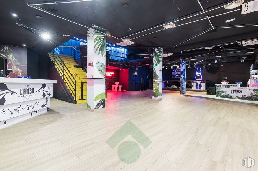 Retail for rent at Calle Bélgica, Fuenlabrada, Madrid, 28943 with automotive design, building, floor, flooring, entertainment, event, leisure, luxury vehicle, ceiling and visual effect lighting around