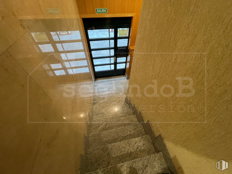 Retail for sale at Calle Escuelas Católicas, 1, Las Rozas de Madrid, Madrid, 28230 with door, wood, stairs, rectangle, flooring, floor, tints and shades, symmetry, hardwood and road surface around