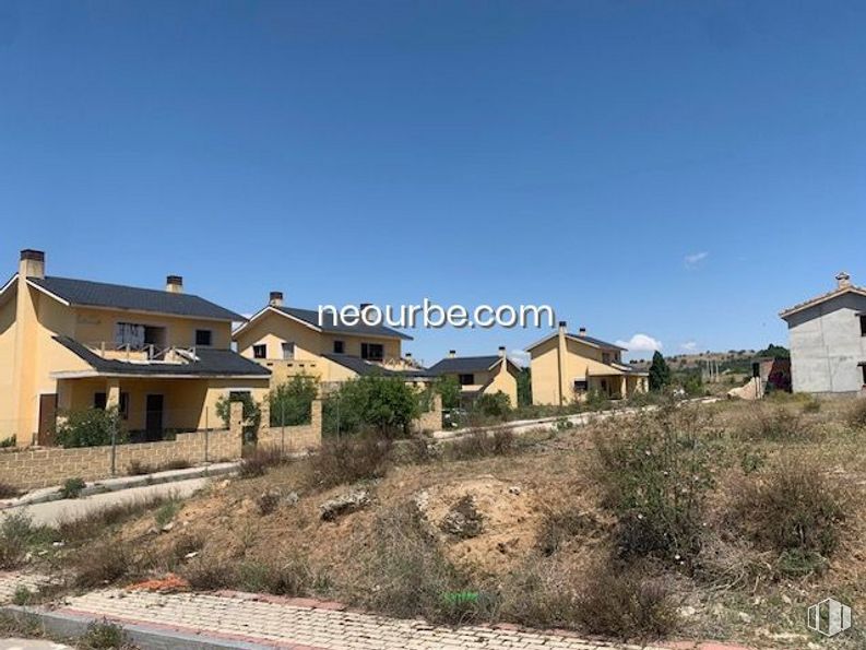 Land for sale at Casco urbano, Navalperal de Pinares, Ávila, 05240 with house, sky, plant, window, building, land lot, landscape, tree, facade and cottage around