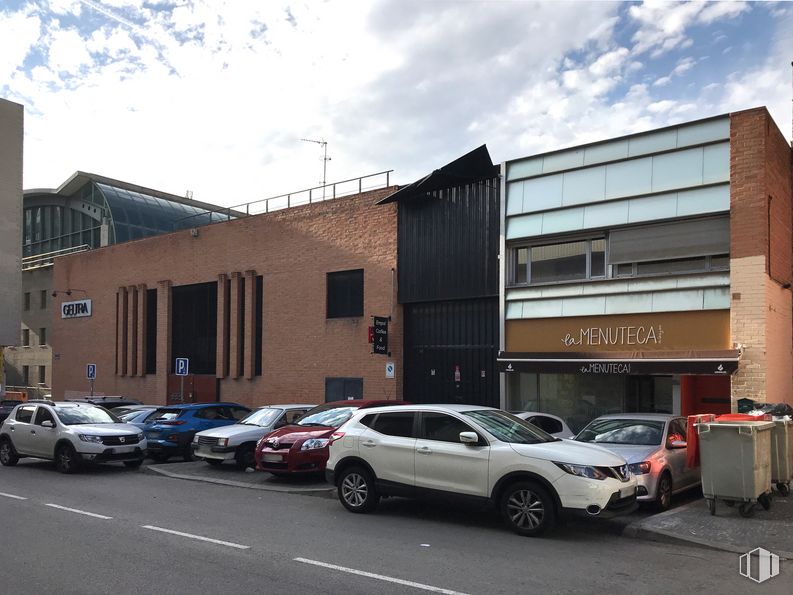 Office for rent at Calle Manuel Tovar, 16, Fuencarral - El Pardo, Madrid, 28034 with car, building, window, tire, automotive parking light, land vehicle, sky, vehicle, wheel, cloud and automotive design around