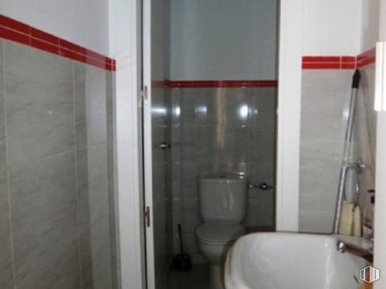 Retail for sale at La Fuente, Fuenlabrada, Madrid, 28944 with toilet, sink, bathtub, plumbing fixture, fixture, bathroom, building, tap, flooring and floor around