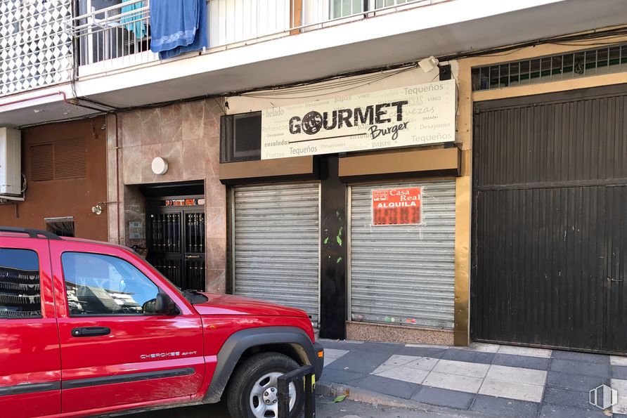 Local en venta en Centro, Arganda del Rey, Madrid, 28500 con rueda, coche, luz de estacionamiento, neumático, ventana, edificio, vehículo, capó, neumático de automoción y azul alrededor