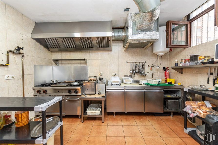 Local en venta en Calle Gainza, Usera, Madrid, 28041 con ebanistería, mesa, encimera, propiedad, cocina, cocina, aparato de cocina, fregadero, madera y interiorismo alrededor