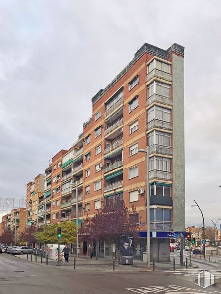 Local en alquiler y venta en Avenida Constitución, 47, Móstoles, Madrid, 28931 con edificio, nube, cielo, ventana, luz de la calle, torre, árbol, planta, casa y bloque de torre alrededor