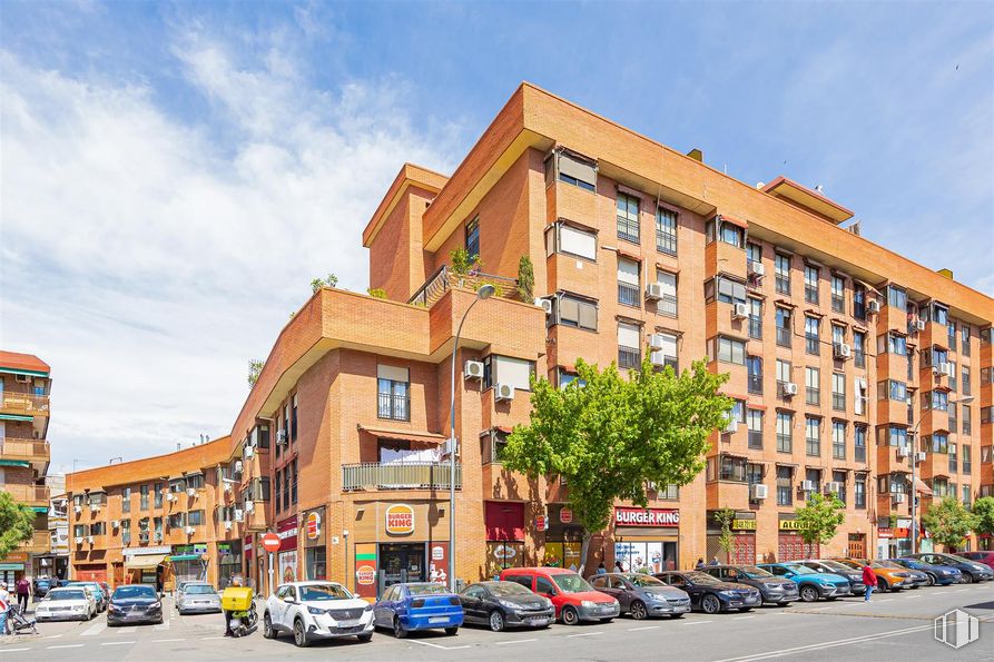 Local en alquiler en Avenida Abrantes, 46, Carabanchel, Madrid, 28025 con edificio, coche, cielo, nube, rueda, vehículo, neumático, ventana, condominio y diseño urbano alrededor