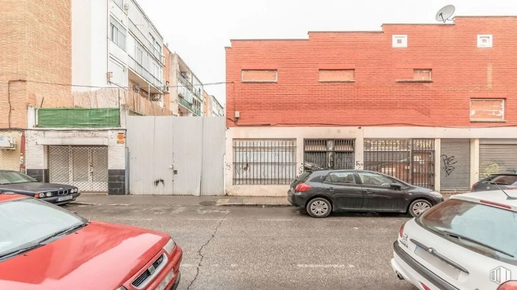 Retail for sale at Calle Ancha, 27, Aranjuez, Madrid, 28300 with car, window, wheel, automotive parking light, land vehicle, property, vehicle, building, sky and automotive lighting around