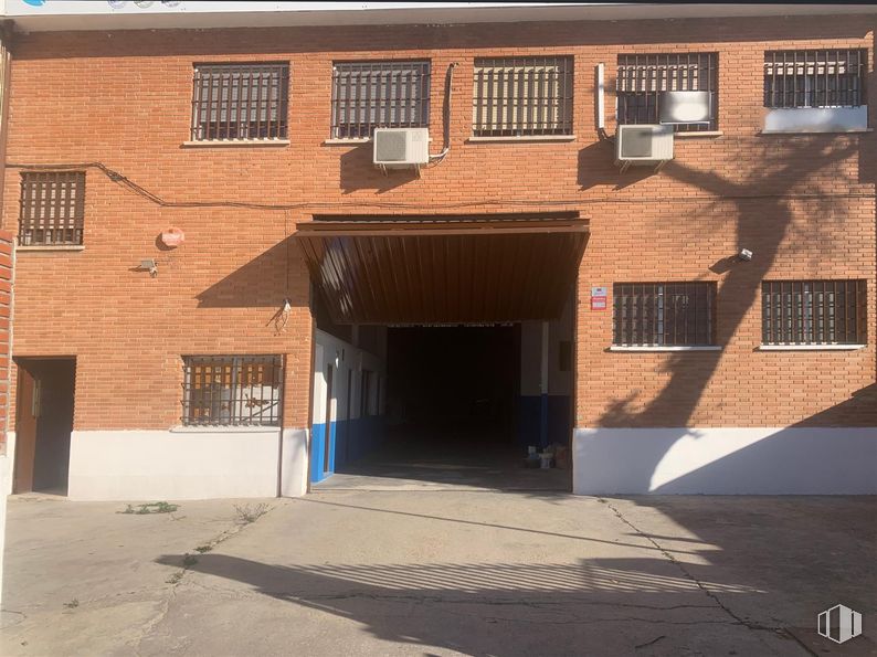 Industrial for rent at Calle Pirotecnia, 37, Vicálvaro, Madrid, 28052 with window, door, building, house, brickwork, brick, building material and daylighting around