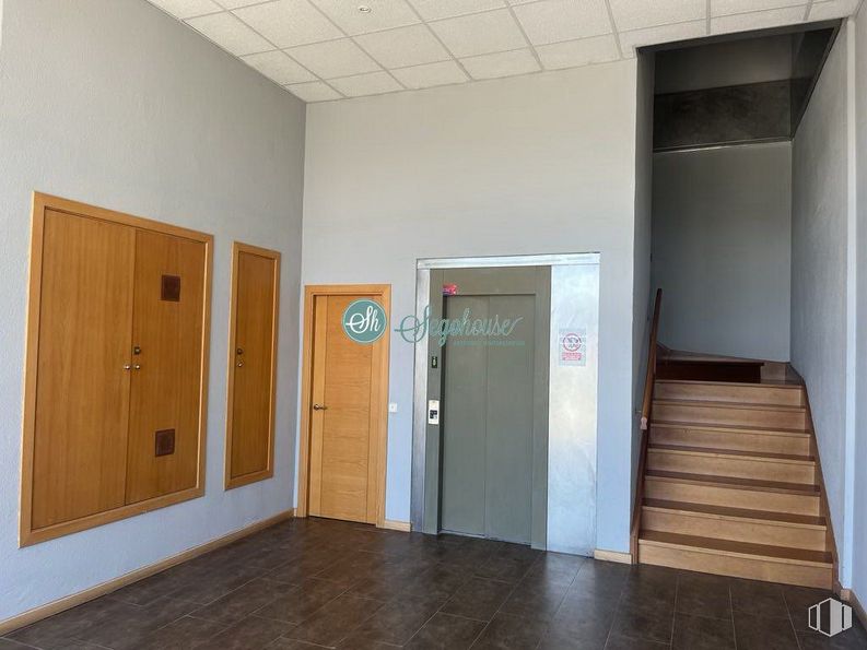 Nave en alquiler en Polígono Hontoria, Segovia, 40195 con puerta, propiedad, edificio, accesorio, madera, pintura, asa, suelos, puerta de casa y pared alrededor