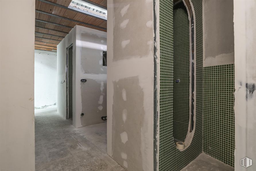 Nave en alquiler y venta en Calle Monte Olivetti, Puente de Vallecas, Madrid, 28038 con pared, suelos, suelo, material compuesto, material de construcción, azulejo, iluminación natural y escayola alrededor