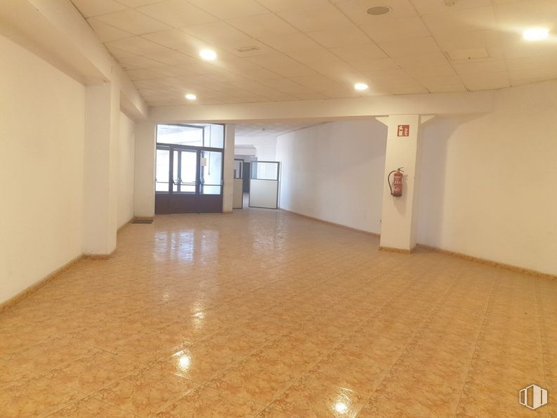 Oficina en alquiler y venta en Polígono Industrial Arenas, Pinto, Madrid, 28320 con ventana, propiedad, pasillo, madera, diseño de interiores, suelo, piso, madera, techo y evento alrededor