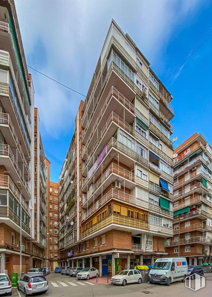 Local en alquiler en Calle Pedro Sarmiento de Gamboa, 2, Alcalá de Henares, Madrid, 28805 con edificio, coche, nube, cielo, durante el día, rueda, neumático, infraestructura, vehículo y bloque de pisos alrededor