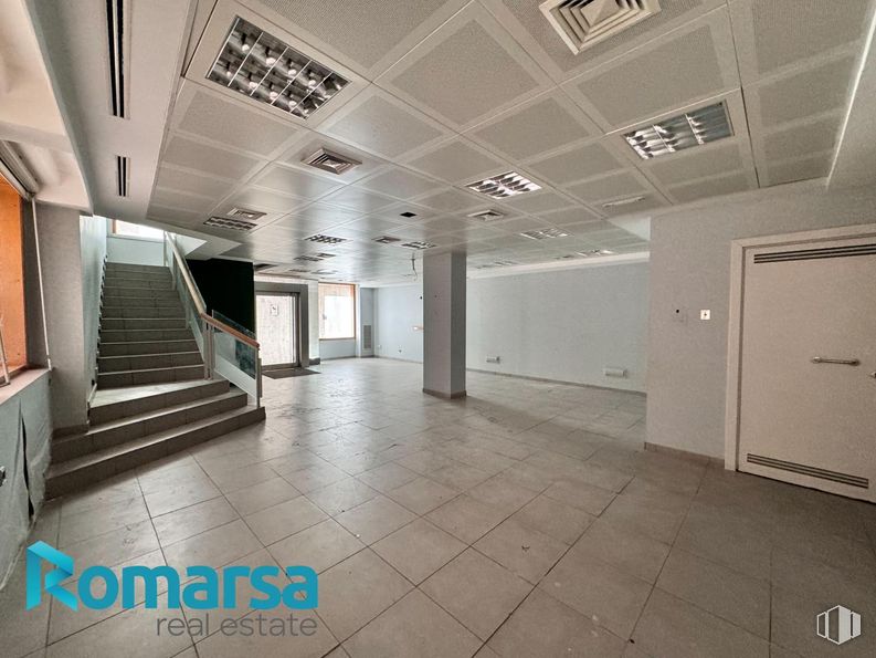 Retail for rent at Calle San Millán, Ávila, 05001 with fixture, interior design, hall, floor, flooring, space, ceiling, glass, composite material and tile flooring around