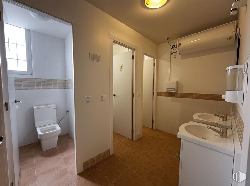 Industrial for sale at Polígono industrial Río de Janeiro, Algete, Madrid, 28110 with toilet, window, sink, bathroom cabinet, light fixture, property, plumbing fixture, fixture, building and bathroom around