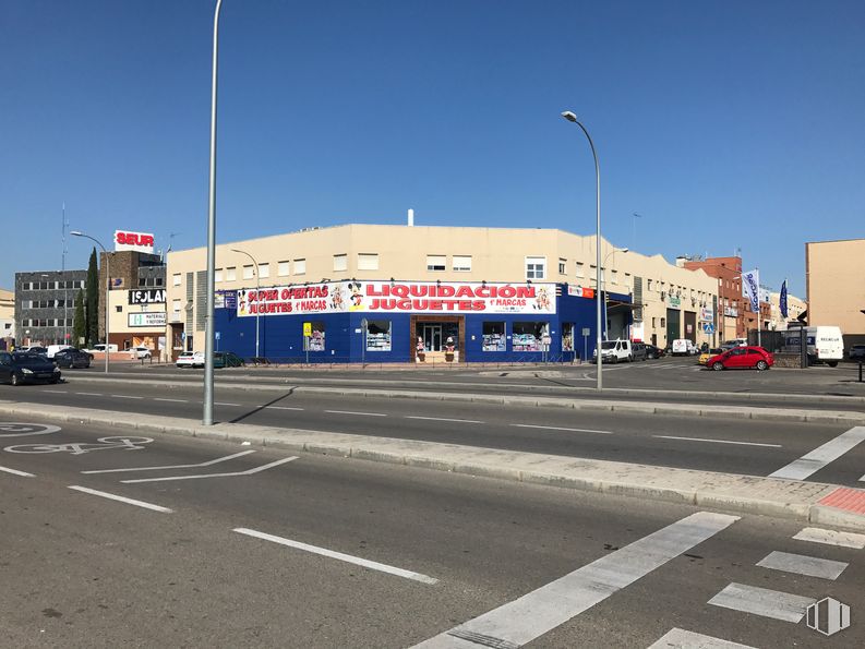 Oficina en alquiler en Calle Torre De Don Miguel, 32, Villa de Vallecas, Madrid, 28031 con edificio, cielo, luz de la calle, ventana, asfalto, gas, ciudad, casa, superficie de la carretera, fachada y coche alrededor