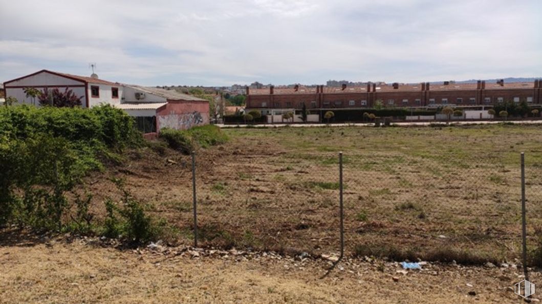 Land for sale at Calle Francisco Aritio, Guadalajara, 19004 with sky, plant, cloud, ecoregion, land lot, building, grass, landscape, plain and track around