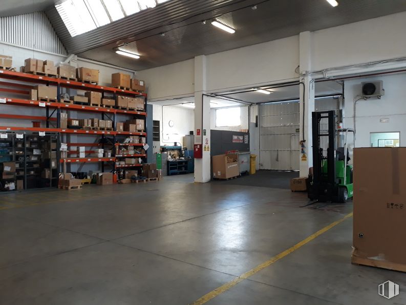 Industrial for rent at Camino Hormigueras, Villa de Vallecas, Madrid, 28031 with bookcase, building, floor, flooring, gas, machine, shelving, engineering, fixture and warehouse around