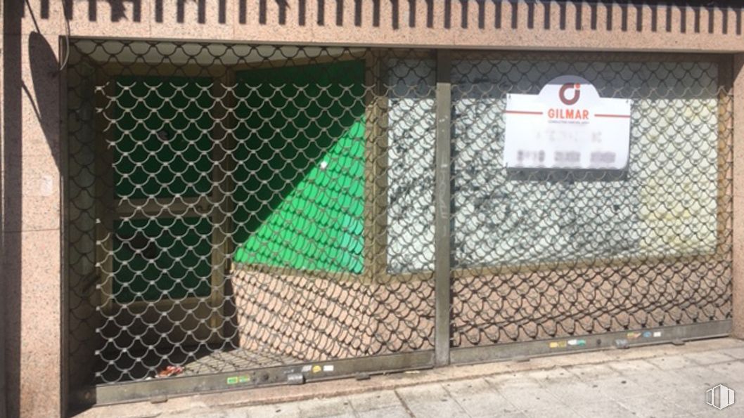 Retail for sale at Zona Centro, Collado Villalba, Madrid, 28400 with mesh, fence, road surface, wire fencing, gas, asphalt, composite material, chain-link fencing, tints and shades and metal around