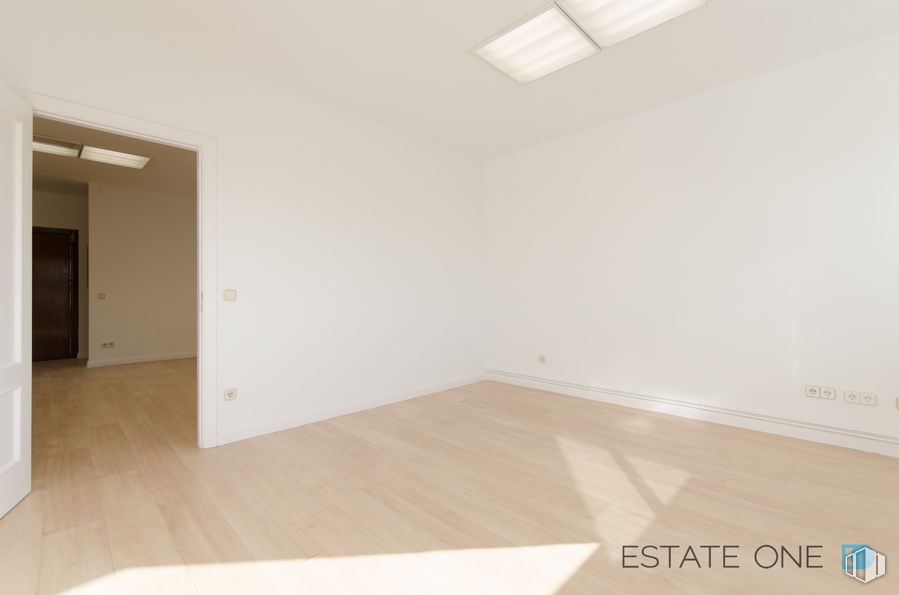 Office for rent at Calle General Oraá, Salamanca, Madrid, 28006 with building, fixture, wood, hall, paint, wood stain, floor, flooring, hardwood and laminate flooring around