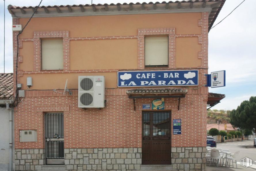 Local en venta en Avenida Moreno Torres, 31, Alcaudete de la Jara, Toledo, 45662 con puerta, ventana, edificio, propiedad, cielo, accesorio, planta, pared, barrio y casa alrededor