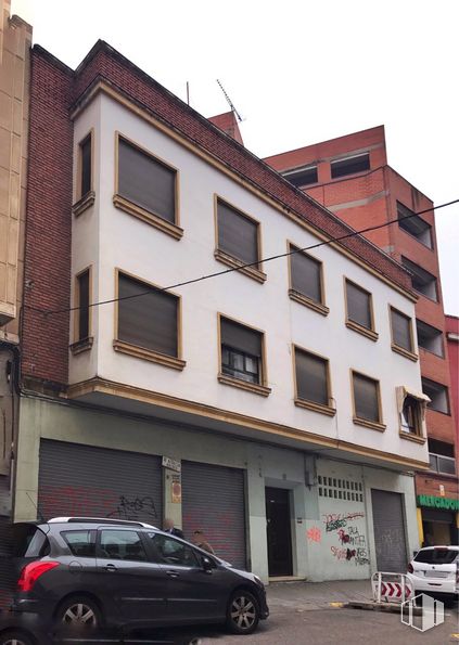 Retail for rent at Calle Matadero, 18, Talavera de la Reina, Toledo, 45600 with car, building, window, tire, wheel, land vehicle, property, sky, vehicle and automotive design around