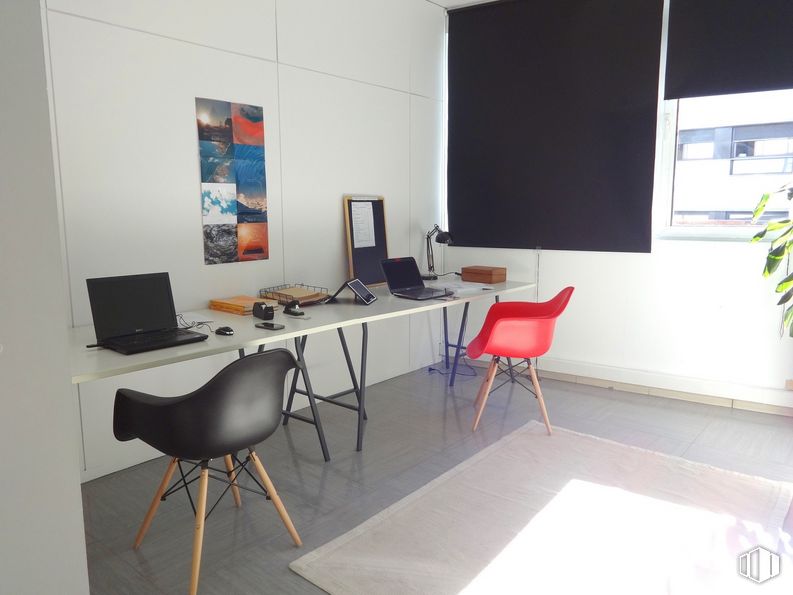 Office for rent at Calle Embajadores, 187, Arganzuela, Madrid, 28045 with chair, laptop, furniture, table, office chair, computer desk, computer, personal computer, plant and desk around