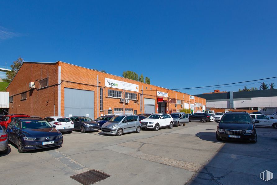 Nave en venta en Avenida Valdelaparra, 4, Alcobendas, Madrid, 28108 con coche, edificio, luz de estacionamiento, rueda, vehículo terrestre, cielo, neumático, vehículo, vehículo de motor y iluminación del automóvil alrededor