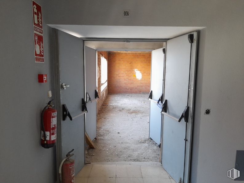 Retail for sale at Calle Luis I, Villa de Vallecas, Madrid, 28031 with packaged goods, door, fire extinguisher, building, fixture, house, gas, flooring, ceiling and room around