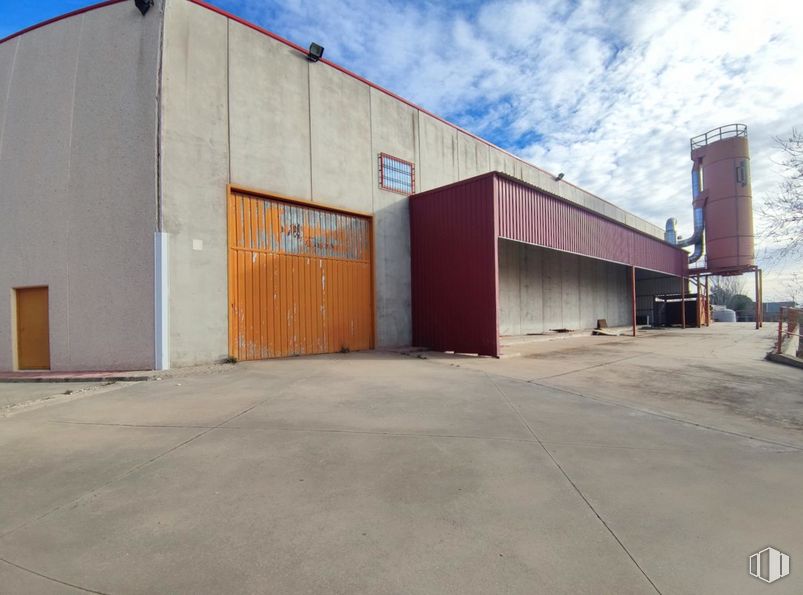 Industrial for sale at Polígono industrial Villacañas, Villacañas, Toledo, 45860 with door, sky, property, cloud, asphalt, road surface, composite material, real estate, facade and building around