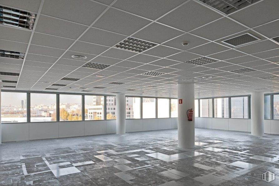 Oficina en alquiler en Torre Indocentro, Calle Retama, 7, Arganzuela, Madrid, 28045 con edificio, accesorio, arquitectura, diseño de interiores, suelo, piso, línea, sombra, pared y techo alrededor