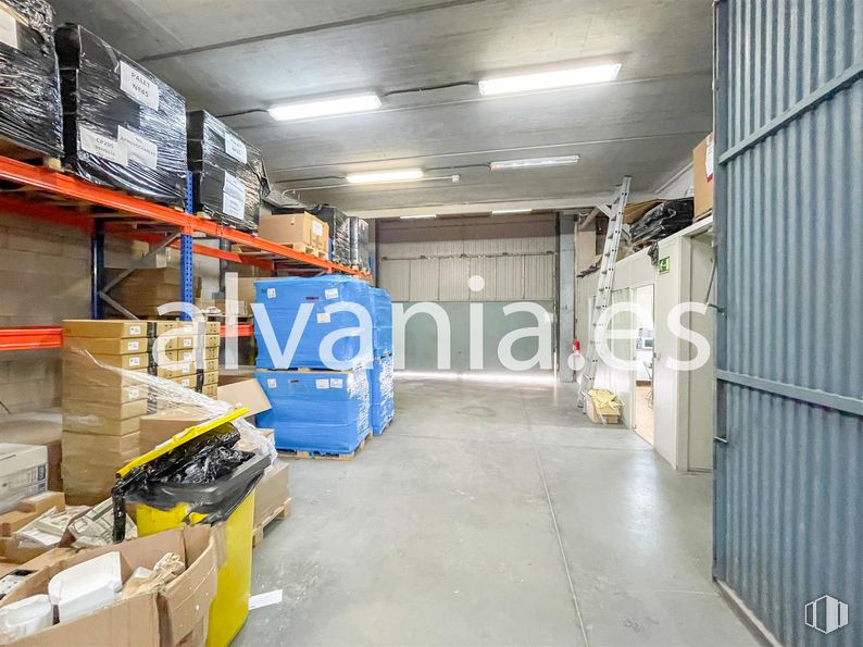 Industrial for sale at Zona San José de Valderas, Leganés, Madrid, 28918 with warehouse, inventory, floor, flooring, shipping box, cardboard packaging, ceiling, metal, box and machine around