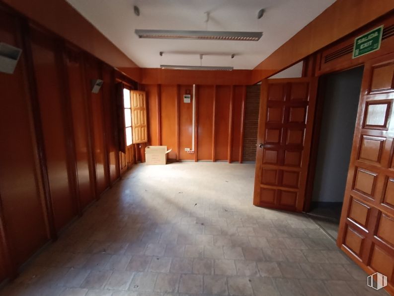 Oficina en venta en Calle Nueva, Toledo, 45001 con puerta, accesorio, madera, suelo, suelos, hall, madera dura, tinte para madera, techo y barniz alrededor