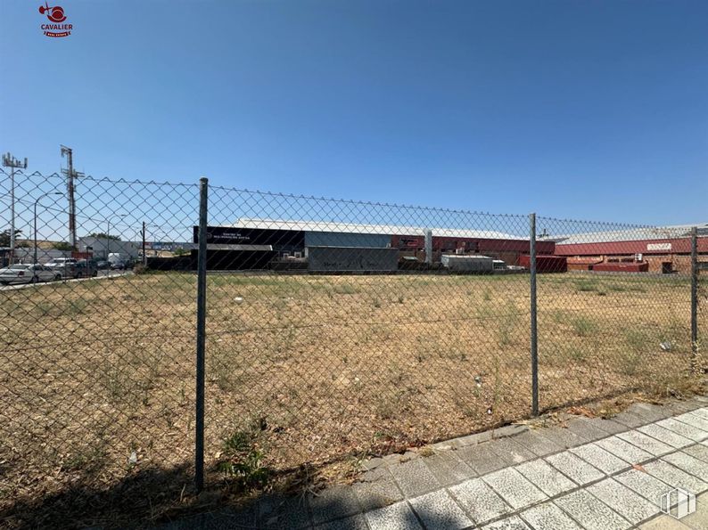 Suelo en alquiler y venta en Polígono industrial P29, Collado Villalba, Madrid, 28400 con cielo, valla, alambrada, malla, superficie de la carretera, asfalto, sombra, hierba, paisaje y tintes y matices alrededor