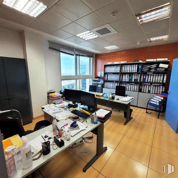 Office for sale & for rent at Calle María Tubau, Fuencarral - El Pardo, Madrid, 28050 with bookcase, computer monitor, desk, window, furniture, table, property, office chair, computer desk and interior design around