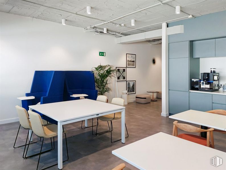 Oficina en alquiler en Regus Tres Cantos, Ronda Poniente, 2, Tres Cantos, Madrid, 28760 con silla, escritorio, planta de interior, mesa, mesa, mueble, planta, alumbrado, interiorismo y suelos alrededor