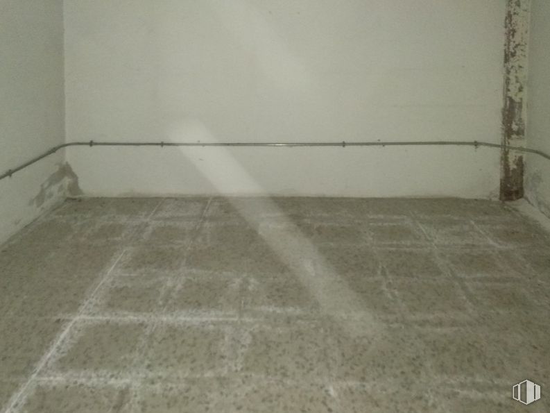 Local en alquiler en Zona Vírgenes, Leganés, Madrid, 28911 con suelo de baldosas, madera, superficie de la carretera, suelo, gris, piso, rectángulo, beige, material compuesto y tintes y sombras alrededor