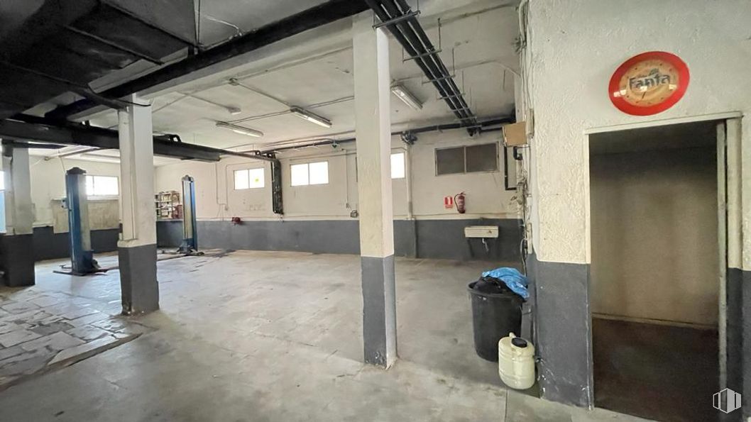 Local en venta en Avenida Logroño, 154, Barajas, Madrid, 28042 con equipaje y bolsos, contenedor de basura, contención de residuos, suelo, suelos, gas, edificio, haz, máquina y techo alrededor