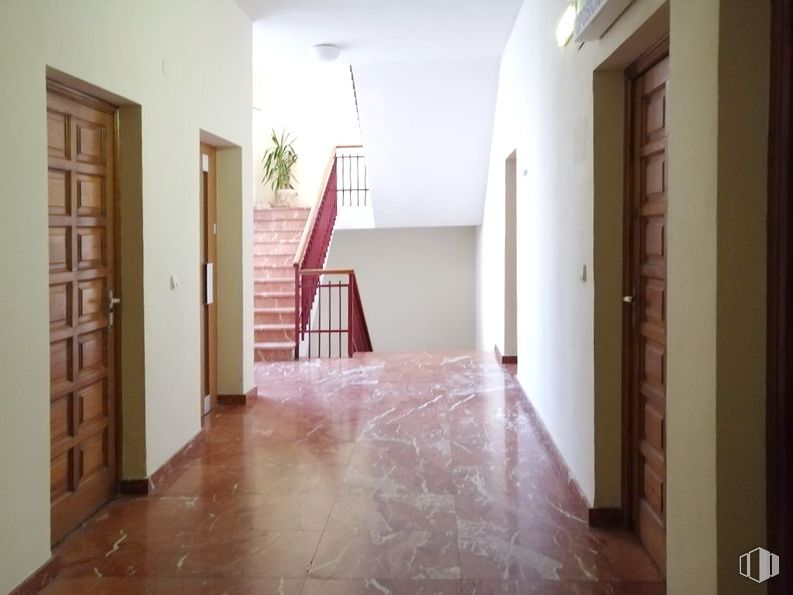 Oficina en alquiler en Zona Centro, Ávila, 05001 con accesorio, madera, pintura, planta, piso, mediante, suelo, diseño de interiores, entrada y bienes raíces alrededor