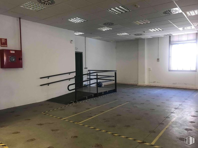 Nave en alquiler en Zona Fuencarral - El Pardo, Fuencarral - El Pardo, Madrid, 28034 con ventana, puerta, madera, hall, interiorismo, edificio, pabellón, suelos, suelo y accesorio alrededor