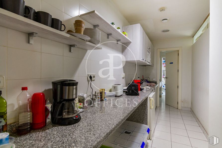 Oficina en venta en Calle Margaritas, Tetuán, Madrid, 28039 con productos envasados, electrodoméstico, encimera, edificio, botella, interiorismo, cocina, suelos, aparato de cocina y ebanistería alrededor