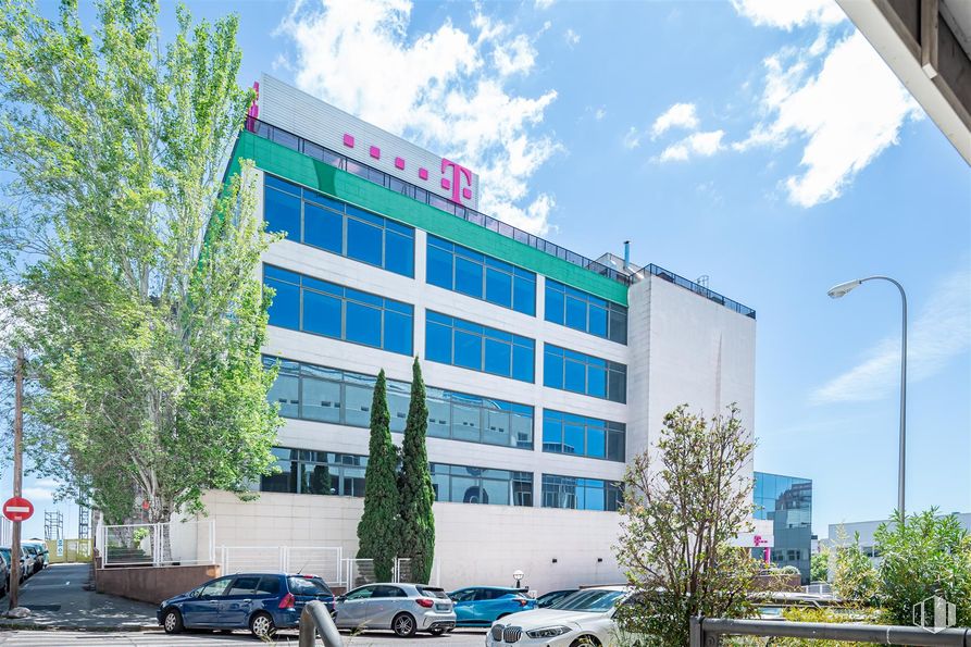 Office for rent at Calle Orduña, 2, Fuencarral - El Pardo, Madrid, 28034 with car, building, sky, cloud, daytime, property, wheel, tire, street light and window around