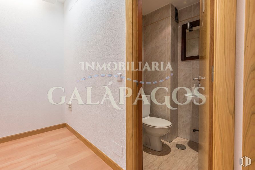 Oficina en alquiler en Calle Dulcinea, 69, Tetuán, Madrid, 28020 con inodoro, madera, accesorio, suelos, suelo, pared, cuarto de baño, tinte para madera, madera dura y accesorios de fontanería alrededor