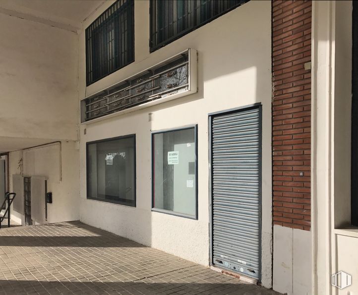 Retail for rent at Calle Constitución, 8, Guadalajara, 19003 with window blind, window, property, building, wood, interior design, fixture, wall, material property and brick around