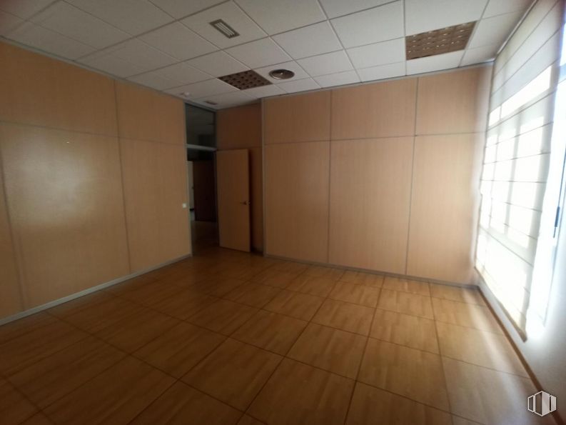 Office for rent at Edificio Curia, Calle Trinitarios, 1, Toledo, 45003 with door, window, hall, fixture, flooring, floor, wood, ceiling, tints and shades and room around