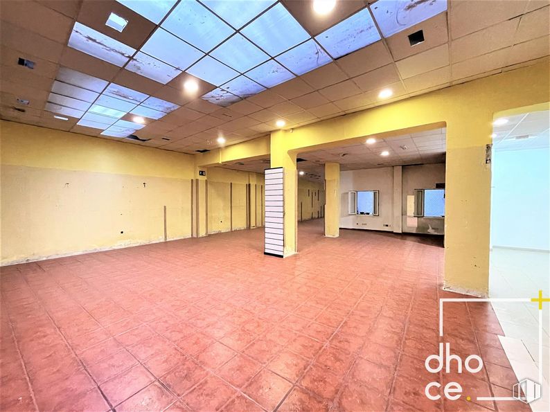 Retail for rent at Paseo Marcelino Camacho, 43, Carabanchel, Madrid, 28025 with hall, architecture, interior design, floor, flooring, building, ceiling, event, room and door around