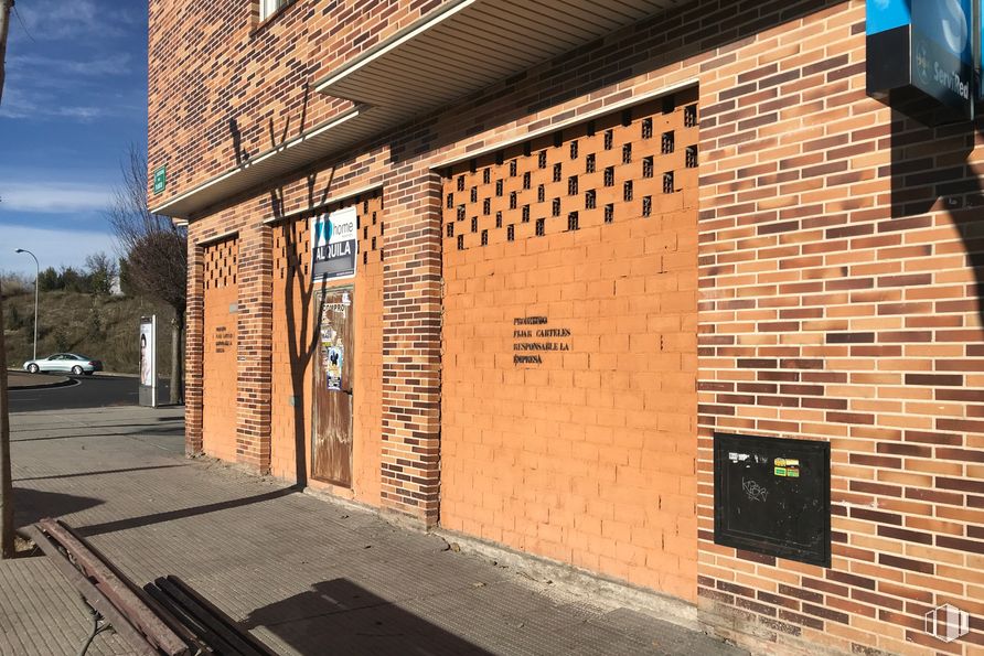 Local en alquiler en Avenida Plantío, Coslada, Madrid, 28820 con día, madera, ladrillo, albañilería, edificio, arquitectura, superficie de carretera, sombra, nube y cielo alrededor