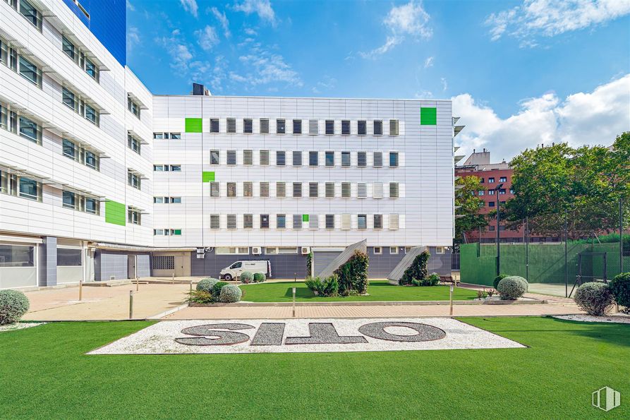 Oficina en alquiler en Calle Golfo de Salónica, 73, Ciudad Lineal, Madrid, 28033 con edificio, nube, planta, cielo, durante el día, propiedad, verde, arquitectura, diseño urbano y condominio alrededor