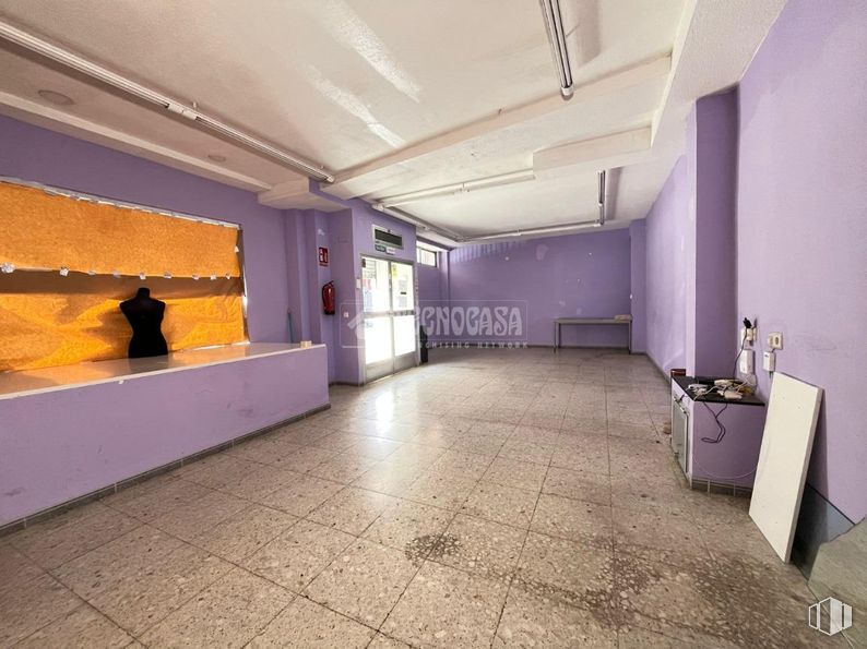 Retail for rent at Centro - Escritores, Leganés, Madrid, 28911 with door, flooring, floor, ceiling, interior design, hall, paint, light fixture, tile and plaster around