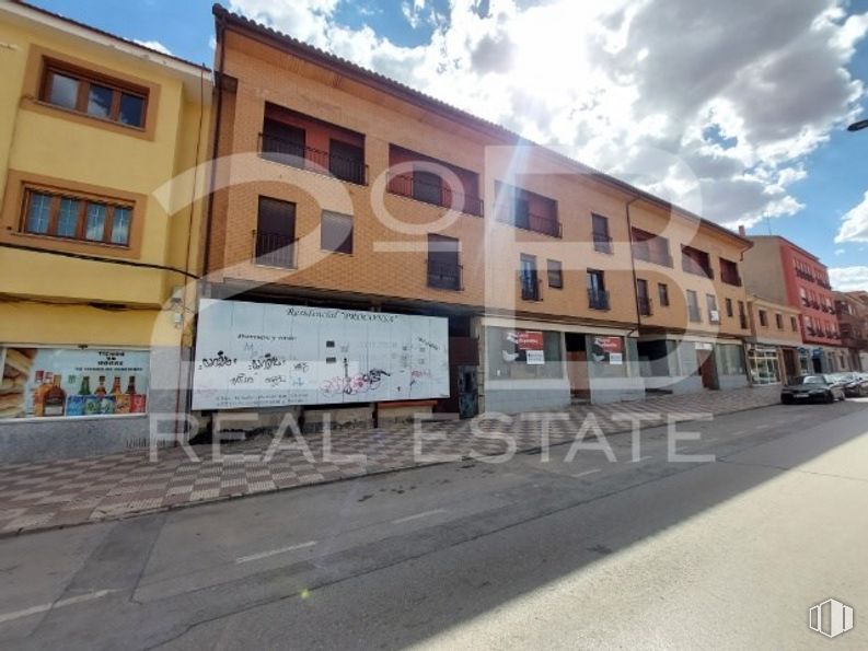 Land for sale at Casco urbano, Madridejos, Toledo, 45710 with window, building, cloud, sky, asphalt, urban design, road surface, neighbourhood, residential area and facade around