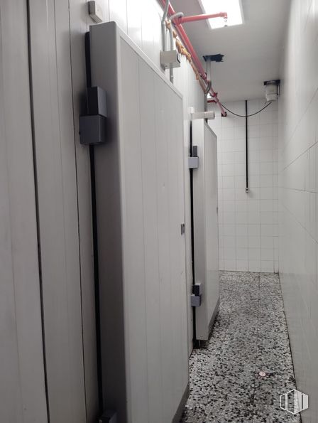 Retail for rent at Calle Luis Buñuel, Pozuelo de Alarcón, Madrid, 28223 with floor, grey, plumbing, plumbing fixture, silver, tile, steel, aluminium, bathroom and tile flooring around